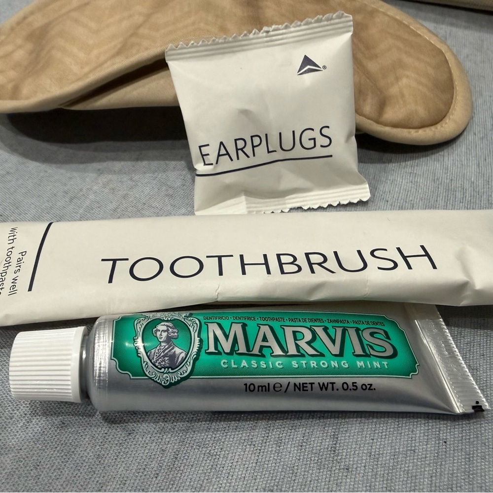New UNOPENED. NEW STYLE Clamshell Missoni Travel Kit for Delta
1 left - in Blue - Picture 8 of 11